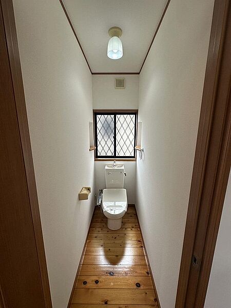 窓付きで明るく換気も良好。毎日気持ちよく使えるトイレです。