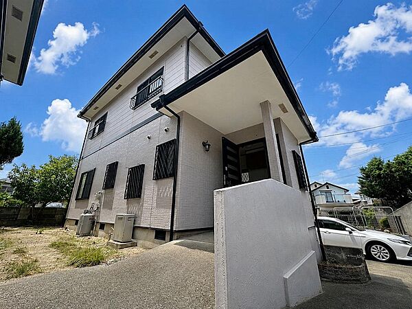 屋根付きの玄関ポーチが雨の日も安心。ゆったりとしたアプローチです。