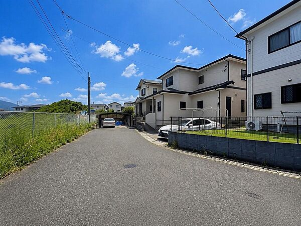 ゆとりある前面道路で車の出し入れもスムーズ。閑静な住宅街に位置します。(3) 外観（うめじろう入り）