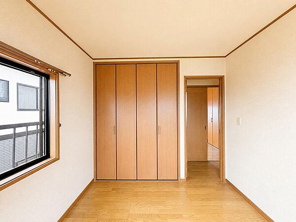 収納付きでお部屋を広く使える、使い勝手の良い洋室です。