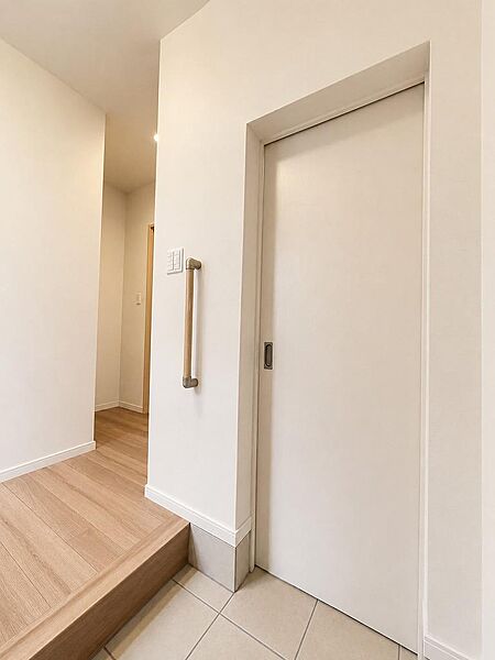 玄関収納付きでスッキリ片付く空間です