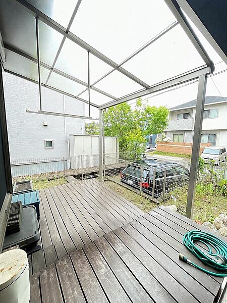 屋根付きウッドデッキで快適な屋外空間