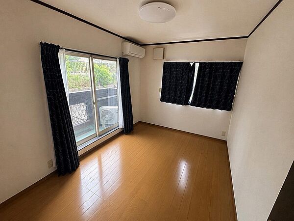 掃き出し窓付きで開放感のある洋室。