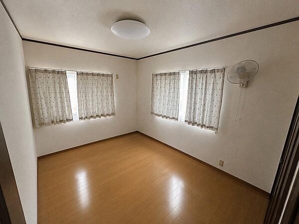 明るく風通しの良い洋室。主寝室としてもご利用いただけます。