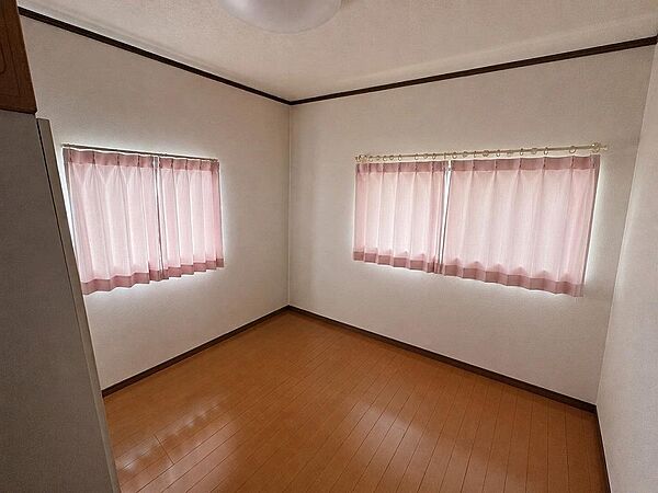 使い勝手の良い広さを確保した洋室。