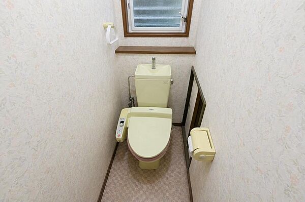 窓付きで明るく清潔感のあるトイレ空間