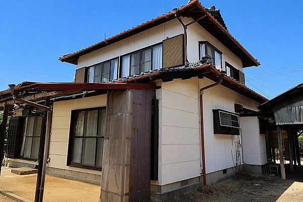 広々とした敷地に建つゆとりのある住まいです。