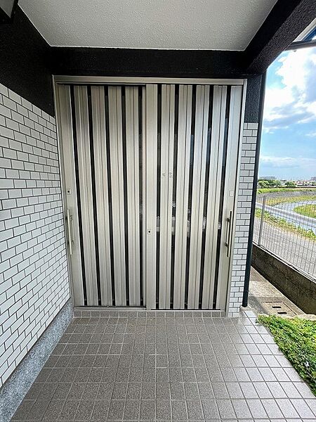 引き戸で落ち着いた外観デザインが住まいの印象を高めます。