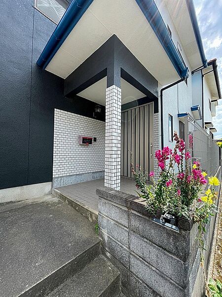 屋根付きの玄関ポーチを備えたゆとりあるエントランス