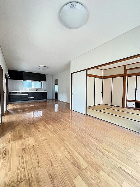 LDKと和室を一体利用できる開放的な間取り。