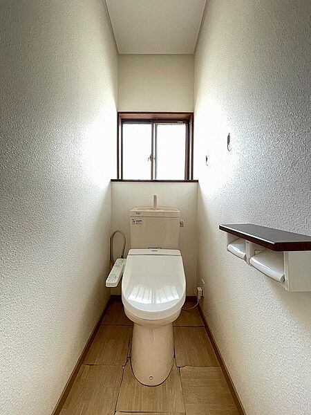 窓付きで換気しやすい明るいトイレ。
