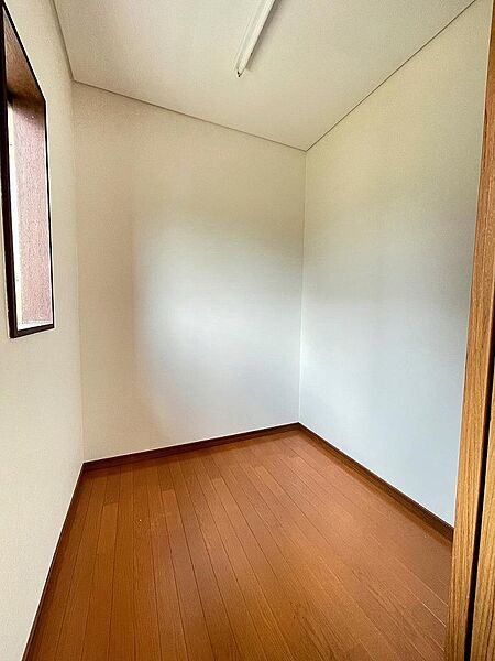 窓付きの納戸スペース。季節用品の収納やテレワークにも◎