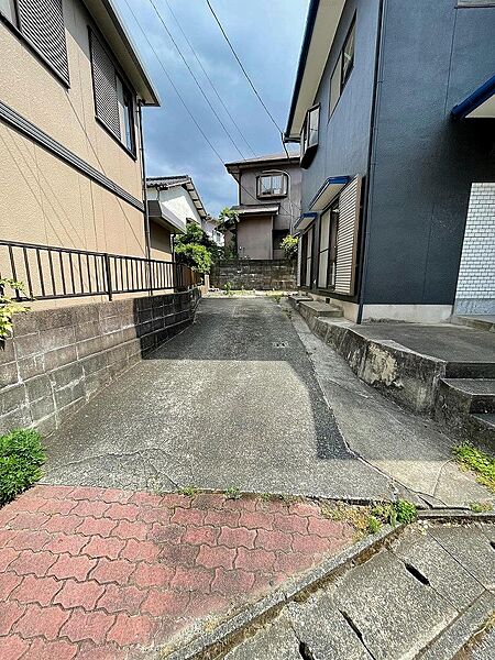 敷地内に駐車スペースを確保。車種によっては複数台駐車も可能