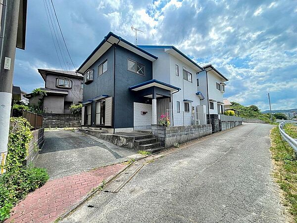 前面道路は交通量が少なく、駐車しやすいです。
