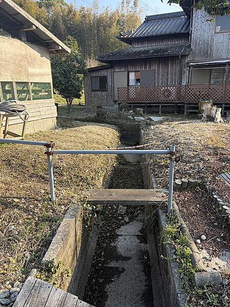 しっかりと整備された水路が隣接