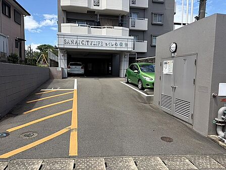 車の出し入れもしやすいゆとりのあるアプローチです。