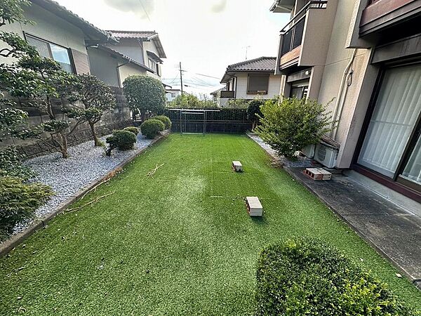 陽当たりの良い南庭。ご家族の憩いの空間としてお楽しみいただけます。