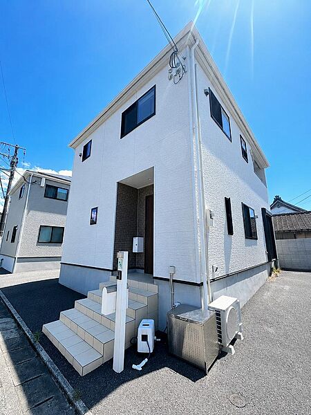 白を基調とした明るい外観。お庭付きで開放感があります。