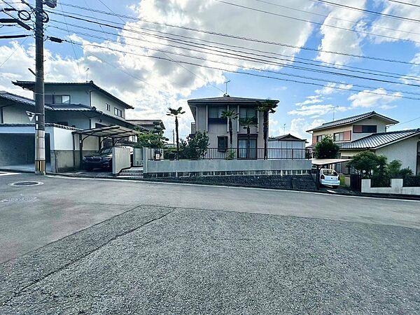 幅員約15mの道路に面し車の出入りもスムーズ。