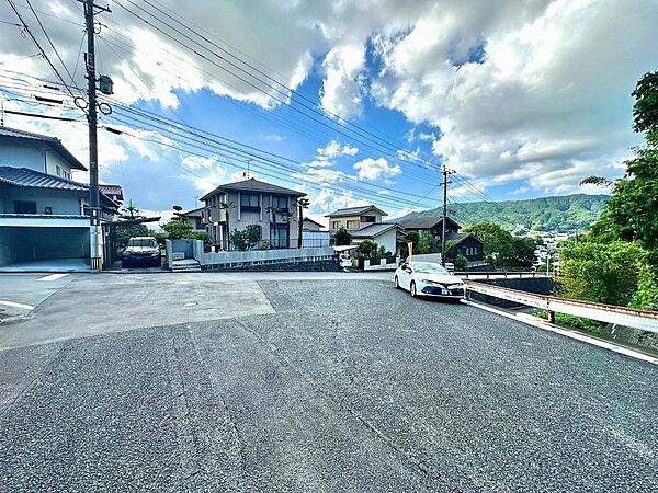 陽当たりの良い高台エリアの売土地です。