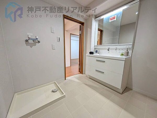 ◆収納たっぷりの三面鏡洗面台で、朝の身支度もスムーズ♪使いやすい引き出し収納で、見た目もスッキリ保てます。