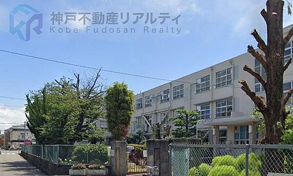 西宮市立学文中学校 徒歩12分。 960m