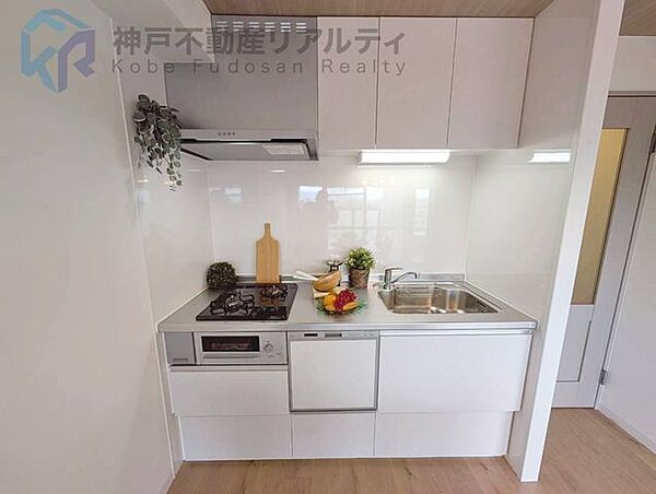 ◆コンロ三口あり。調理の時間短縮ができて大変便利です♪