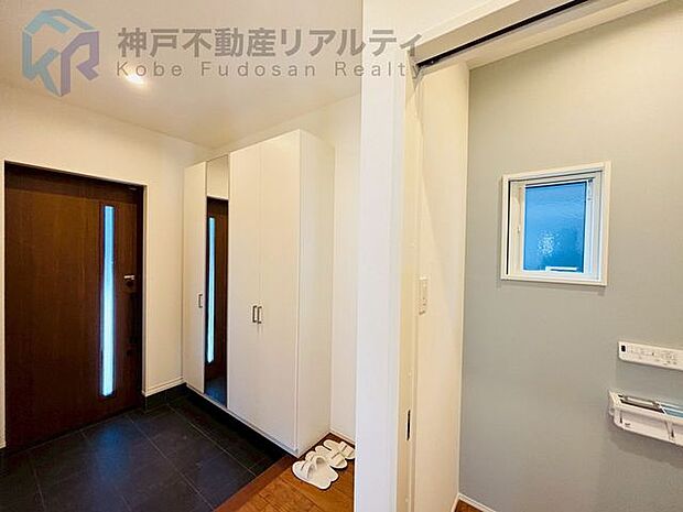 玄関は鏡付きのシューズボックスがございます♪