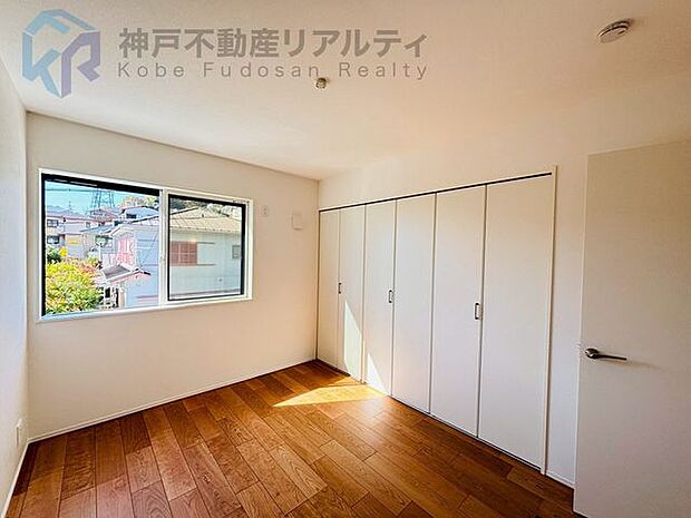 洋室に備え付けのクローゼットがあることで、生活感を抑えた美しい空間に♪