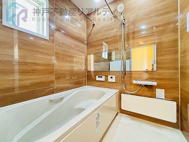 ユニットバスにも窓がございますので採光や換気面も良好♪