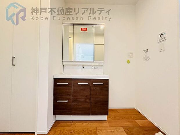 収納可能な三面鏡洗面台で、朝の身支度もスムーズ♪