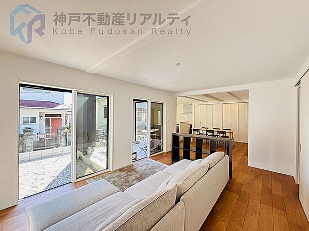 ◆リビングの窓が広くお庭をご覧いただけます♪