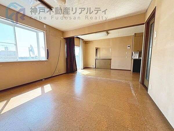 ◆出窓なので陽の光が差し込みやすく、部屋も広く感じられます♪