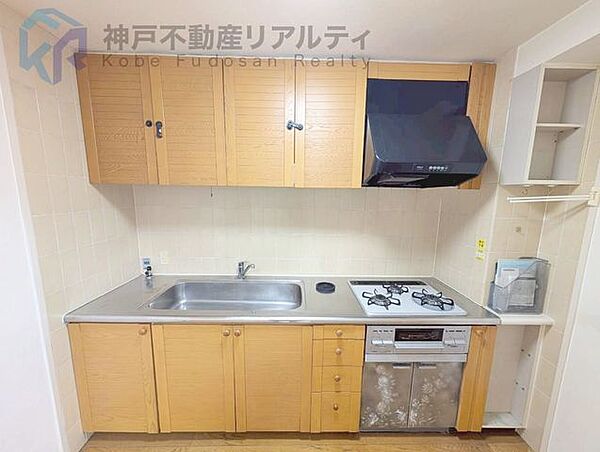 ◆コンロ三口あり。調理の時間短縮ができて大変便利です。