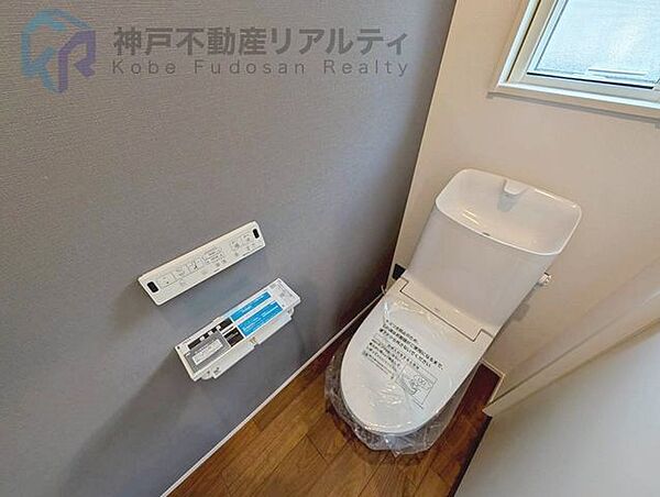 トイレのリモコンは壁付けで無理な体勢にならずに操作できます♪