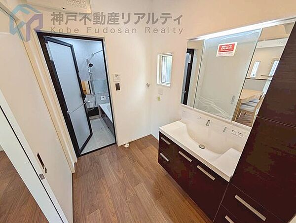 洗面室は周囲にも収納スペースあり♪