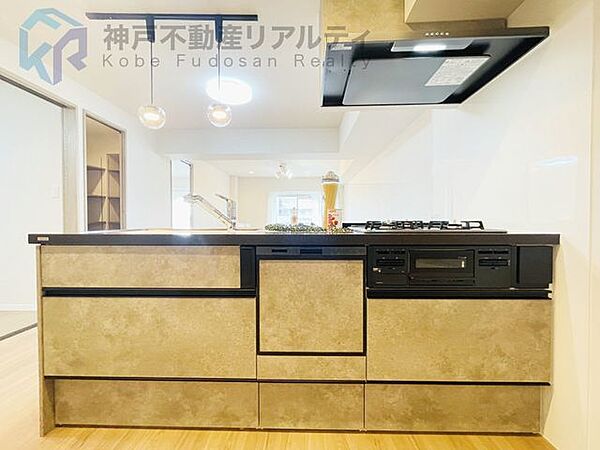 食器洗い（乾燥）機付きで、後片付けの手間を軽減♪3口コンロ付きのシステムキッチン！同時調理ができて時短に便利ですね♪