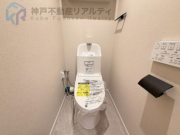 トイレのリモコンは壁付けで操作しやすいです♪