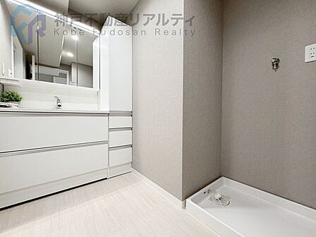 ◆令和8年4月洗面化粧台新調♪収納も兼ね備えた三面鏡付きの洗面化粧台で、朝の身支度もスムーズ!