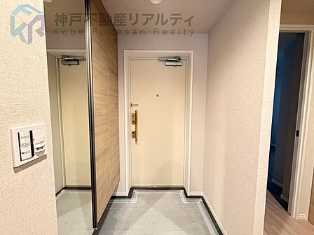 ・玄関にはシューズボックスの横に姿見ミラーがございます♪お出かけ前の身だしなみチェックをして頂けます♪