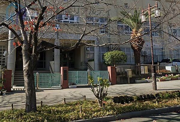 神戸市立灘小学校 徒歩9分。 720m