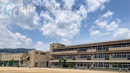 西宮市立大社小学校 徒歩11分。 860m
