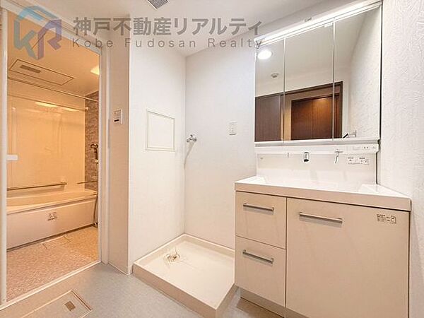 ◆収納も兼ね備えた三面鏡付きの洗面化粧台で、朝の身支度もスムーズです♪
