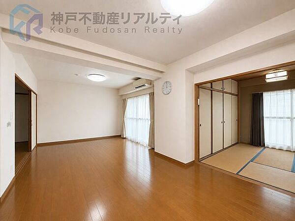 阪急宝塚本線「売布」駅まで徒歩約2分♪※室内写真は家具消し加工を施したものです。