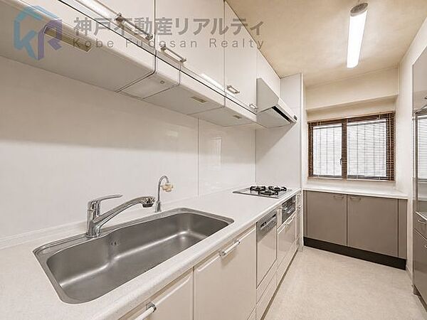 便利なシステムキッチン♪※室内写真は家具消し加工を施したものです。
