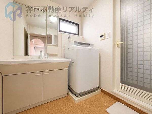収納も兼ね備えた鏡付きの洗面化粧台で、朝の身支度もスムーズ！※室内写真は家具消し加工を施したものです。