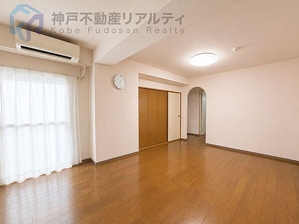・最上階につき陽当たり通風良好♪※室内写真は家具消し加工を施したものです。