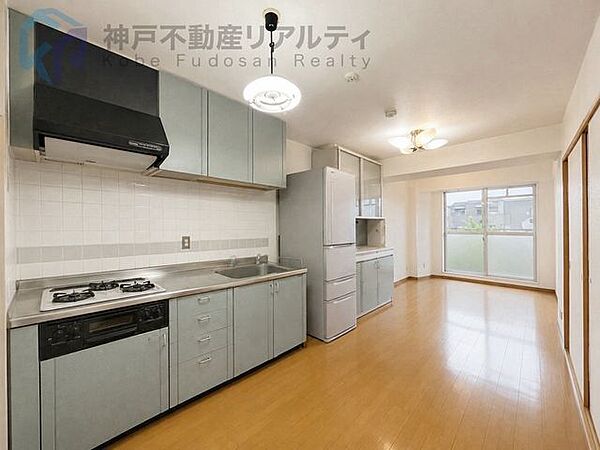 ◆南東向きバルコニーで明るいお部屋♪※室内写真は家具消し加工をしております。