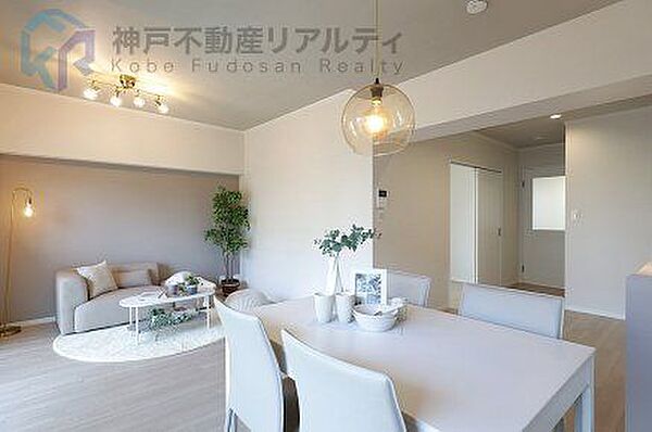 ※家具、小物、照明はディスプレイです。