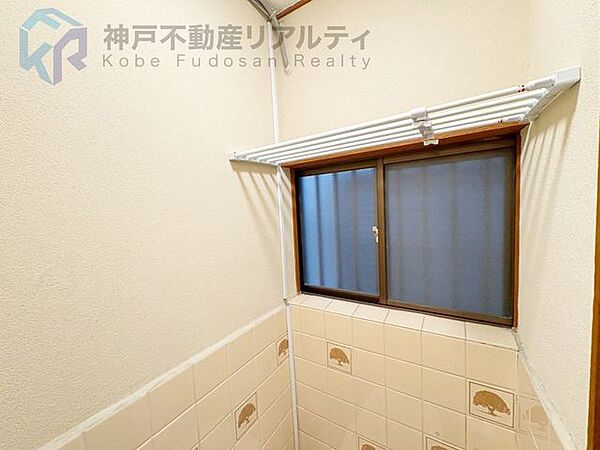 ・トイレに収納棚付き♪